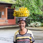 Frau mit Bananen. Tirta Empul Tempel