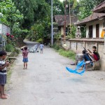Kinder beim Drachen steigen lassen, Ubud